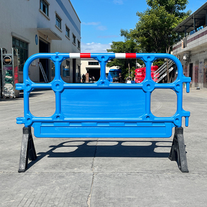 Barrera de Plástico HDPE Moldeada por Soplado 1350A, Barrera de Seguridad de Plástico para Control de Multitudes con Panel Publicitario - Product Image 1