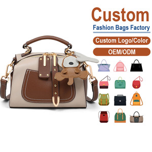 Bolso de mano y bandolera de cuero partido personalizado con cadenas, bloques de color beige y marrón, dije de perro y herrajes vintage - Product Image 1