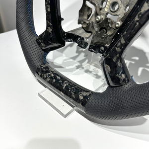 Geschmiedetes Carbon Direkt ab Werk Individualisiertes Schwarzes Perforiertes Lederlenkrad für Chevrolet Silverado Auto-Lenkrad - Product Image 3