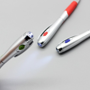 Stylo lumineux <span class=keywords><strong>LED</strong></span> qui brille dans le noir avec interrupteur à bouton, pointe de 0,7 mm, matériau plastique, logo personnalisé, stylo publicitaire promotionnel - Product Image 5