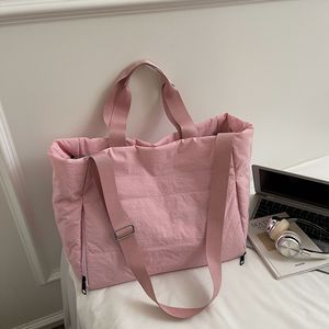 Sac à main léger en nylon durable avec fermeture éclair, grande capacité, et bandoulière, idéal pour le shopping, les rendez-vous, les voyages faciles et comme trousse de maquillage. - Product Image 5