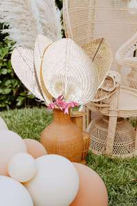 Abanicos de mano personalizables al por mayor de bambú vietnamita, con forma de corazón, tejidos a mano, de ratán y rafia, elegantes y en blanco. - Product Image 4