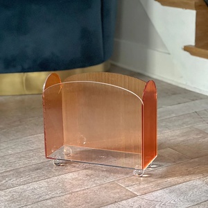 Porte-revues en lucite ondulée ambrée personnalisé - Product Image 3