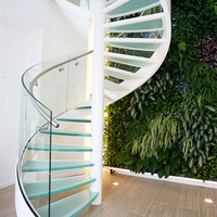 Escalier extérieur sculptural moderne et courbé avec garde-corps en verre sans cadre durable pour l'architecture intérieure de luxe