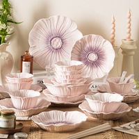 Service de table en céramique élégant à motifs floraux avec glaçure dégradée rose et violette pour le thé de l'après-midi, le brunch et les repas romantiques à la maison