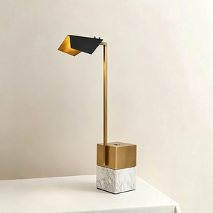 Lámpara de mesa geométrica minimalista de cobre, precio de fábrica, personalizada, con elegantes acabados en latón. - Product Image 1