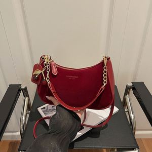 Bolso bandolera femenino clásico, moderno y elegante en cuero PU con cadena. - Product Image 4