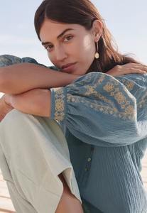 Blusa de lino y algodón arrugada bordada de diseño moderno del proveedor indio, estilo informal tejido para la elegancia diaria para la temporada de verano - Product Image 6