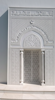 Mausolée artisanal en marbre blanc, étanche et durable, design architectural traditionnel, taille personnalisée, installation murale