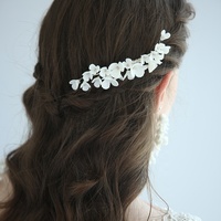 Handgefertigtes Vintage-Set aus weißem Keramik- und Perlenblumen-Haarkamm und Ohrringen für Frauen.
