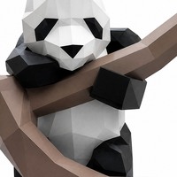 Sculpture de panda géométrique en résine, style low-poly, motif grimpant sur branche, décoration artistique durable pour la maison, le bureau, l'hôtel et la chambre d'enfants