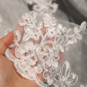 Voiles de mariée de luxe CYG brodés avec des appliques en dentelle et peigne, 100 % polyester, longs, pour fêtes - Product Image 3