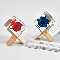 Décoration de fleurs ravissantes, rose 3D réelle préservée dans un bloc de résine de 5 cm, cadeaux délicats pour Noël et la Saint-Valentin