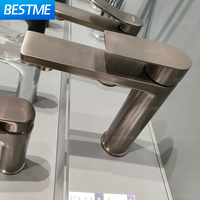 Robinet monté sur pont en acier inoxydable de couleur gris pistolet Robinet de lavabo de salle de bain Mélangeur chaud et froid Robinet de lavabo de salle de bain à une poignée