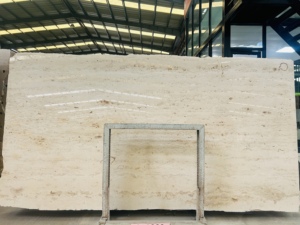 Dalle de travertin beige clair naturel, texture poreuse beige crème classique, pour revêtement mural intérieur, sol, plan de travail, extérieur - Product Image 1