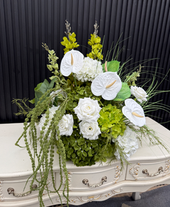 Nuova Collezione Popolare: Centrotavola a Cascata di Ortensie Verdi e Rose Bianche per Decorazioni Nuziali - Product Image 4