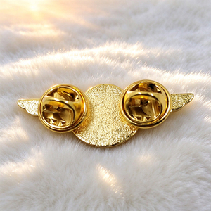 Broche de Metal con Logotipo Personalizado, Insignia con Logotipo de Letras en Esmalte Duro y Suave Dorado para Ropa y Accesorios de Mujer - Product Image 2