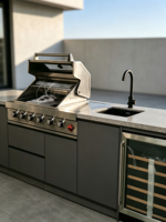 Système de cuisine extérieure moderne en acier inoxydable résistant aux intempéries avec grill, évier et réfrigérateur - Utilisation domestique et en extérieur