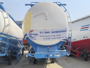 Camión de cemento chino listo para la venta con tanque de combustible hecho en China - Product Image 2