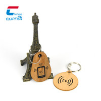 Porte-clés en bois 13.56Mhz gravé au laser Nfc Rfid Ntag213 Porte-clés en bambou en bois pour le contrôle d'accès