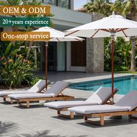 Chaise longue de piscine Easy Clean en teck pour l'extérieur avec dossier réglable et table basse