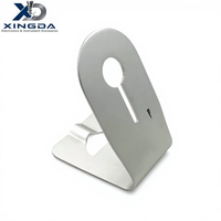 Soporte de pared de chapa metálica plateado en forma de L con orificio para colgar y orificios de montaje en la base, soporte personalizado para dispositivos estampado