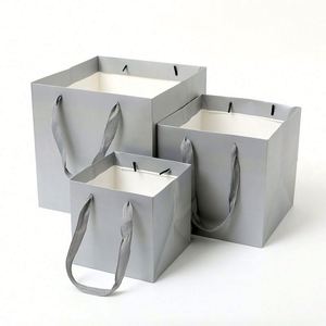 ถุงกระดาษของขวัญสำหรับร้านค้าปลีกเสื้อผ้าหรูหราพิมพ์ลายตามสั่งขายส่ง สำหรับรองเท้า เครื่องประดับ ช้อปปิ้ง คุณภาพเยี่ยม - Product Image 6