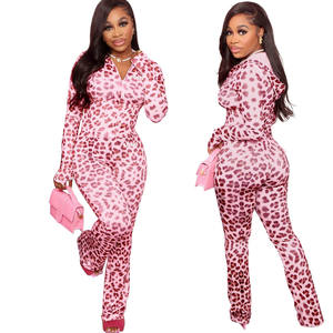 ชุดเซ็ตสองชิ้น เสื้อแจ็คเก็ตแขนยาวพิมพ์ลายเสือดาวประดับลูกปัดทรงสกินนี่ลำลองสำหรับผู้หญิงพร้อมฮู้ด และกางเกงขาบานพิมพ์ลายเสือดาว พร้อมโลโก้แบบกำหนดเอง - Product Image 1