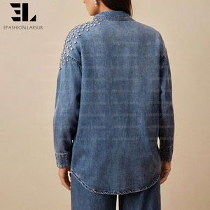 Jaqueta Jeans Feminina LARSUR Custom Factory com Aplicações de Pedrarias, Lavagem Desgastada e Estilo Overshirt - Product Image 3
