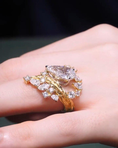 Bague de fiançailles APRICOT JEWELS 2 carats en diamant de laboratoire taille poire, couleur fantaisie claire, style hip-hop, or jaune 14 carats, motif floral élégant et raffiné - Product Image 3