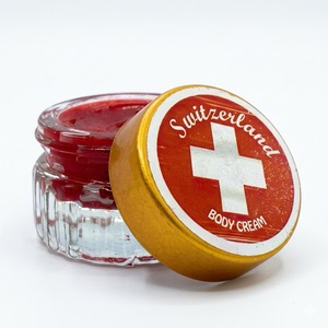 Crème Corporelle Hydratante Suisse pour une Hydratation Rafraîchissante, Baume Nourrissant de Luxe Parfumé Réparateur en Pot Brillant - Product Image 1