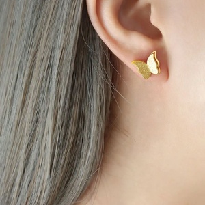 Conjunto de Joyería para Mujer con Collar, Aretes, Anillos y Colgante de Mariposa, en Acero Inoxidable Chapado en Oro de 18K, Diseño Moderno para Fiestas - Product Image 5