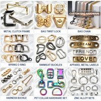 Hebilla geométrica con marco plano ancho, lengüeta central y chapado en oro espejo para producción OEM de bolsos estructurados