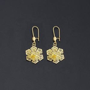 JXX 2024 Novedad: Pendientes de gancho grandes de latón con diseño floral, proveedor de oro, precio al por mayor - Product Image 4
