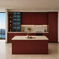 Armoires de cuisine personnalisées en laque Shaker bordeaux avec vitrine en verre, portes Shaker bordeaux