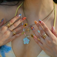 Ongles en acrylique à presser, forme amande, longueur courte, motifs perles dorées, soleil, étoile, rayures, options de logo personnalisables pour les ongles.