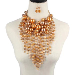 Grand ensemble de bijoux africains de luxe plaqué or, avec collier et boucles d'oreilles à plusieurs couches et perles d'imitation colorées, et pampilles imposantes - Product Image 4
