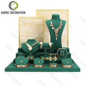 Set de Exhibición de Joyería de Microfibra Verde con Marco Metálico, Soporte Personalizado con Logotipo para Collares, Pendientes y Anillos - Product Image 5
