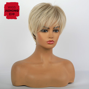 Parrucche sintetiche corte bionde Pixie Cut economiche per donne bianche con frangia - Product Image 2