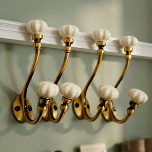 Ganchos Clásicos para Colgar en la Pared con Perillas de Cerámica, Acabado Dorado, Diseño Metálico Resistente para Almacenamiento de Ropa - Product Image 5