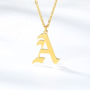 Collar de acero inoxidable personalizado, letra antigua inglesa, A---Z, inicial dorada - Product Image 1