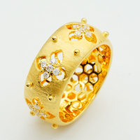 Manos sobre el corazón |   Anillo de Flor en Oro de 18K con Diamantes Pavé de 0.306ct y Engaste de Garra, Diseño Artesanal Hueco |   Recuerdo de Cumpleaños