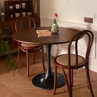 Table à manger élégante de style mid-century avec plateau en placage et base à piétement unique pour petit espace