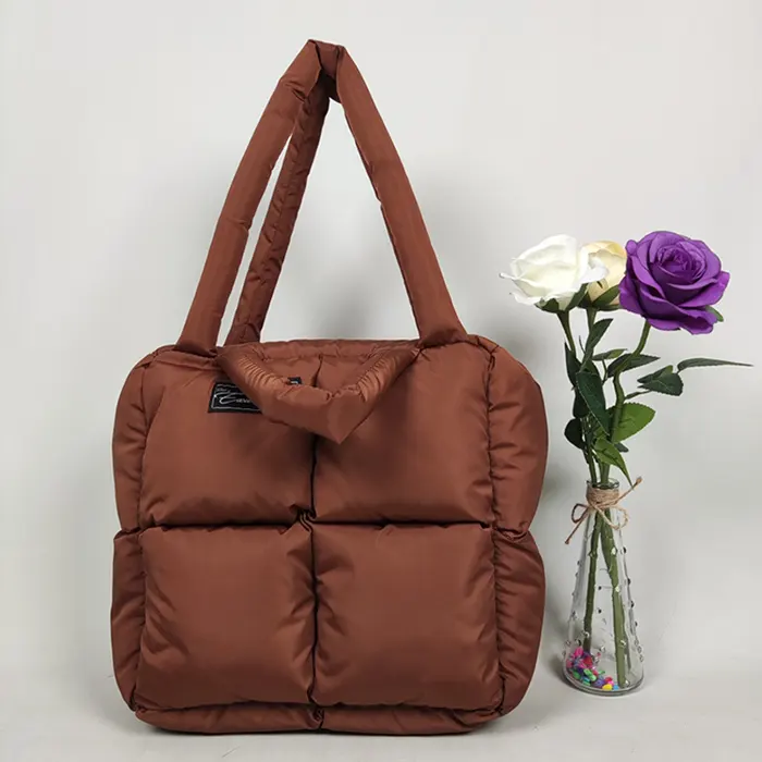 कस्टम लोगो लेबल निविड़ अंधकार पॉलिएस्टर नायलॉन शॉपिंग बैग जेब के साथ Rpet Puffer ढोना बैग सर्दियों Puffer बैग के साथ जिपर