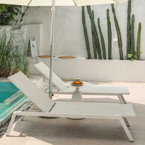 Chaises longues d'extérieur durables en aluminium pour piscine <span class=keywords><strong>de</strong></span> villa, résistantes à la pression et protectrices contre le <span class=keywords><strong>soleil</strong></span>, vente en gros - Product Image 1