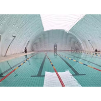 Structure de membrane gonflable incurvée géante de haute qualité Architecture de piscine à dôme élevé Piscine gonflable élégante durable