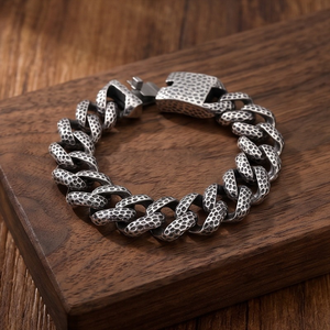 Bracelet cubain large et massif martelé plaqué or 18 carats en acier inoxydable 316L hypoallergénique avec fermoir boîte texturé pour homme, idéal pour les soirées - Product Image 3