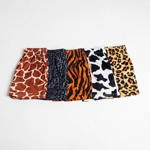 Shorts pour hommes en toile unie avec logo imprimé, poches, cordon de serrage, taille élastique, mi-longueur, 100% polyester, personnalisables, sportifs, séchage rapide, respirants - Product Image 1