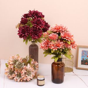 Ramo de Flores Artificiales de Crisantemo Reina de 11 Cabezas, Decoración Suave para Mesa de Sala de Estar, Arte Floral Decorativo, Dalia Hecha a Mano - Product Image 1