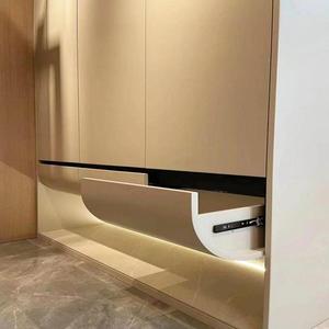 Meuble d'entrée sur mesure optimisant l'espace avec rangement séparé, éclairage LED encastré et tiroirs souples pour grand foyer familial - Product Image 1